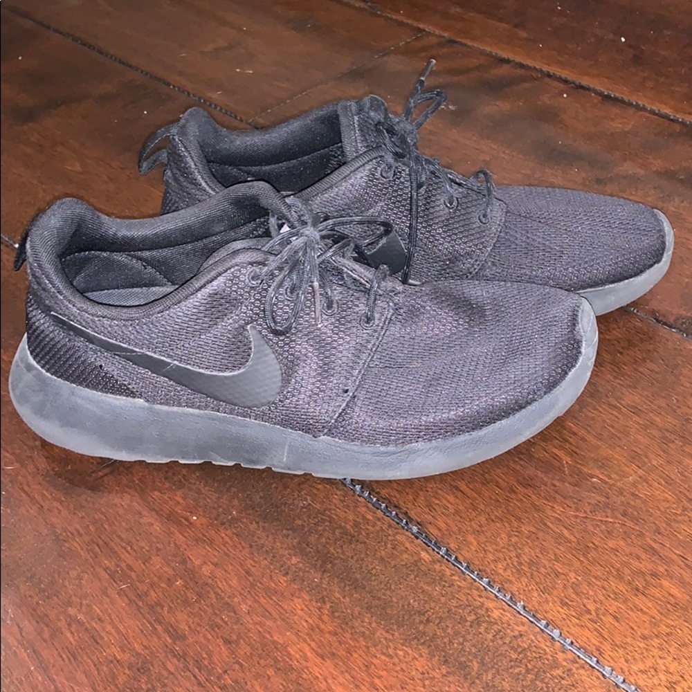 All black Nike Roche’s